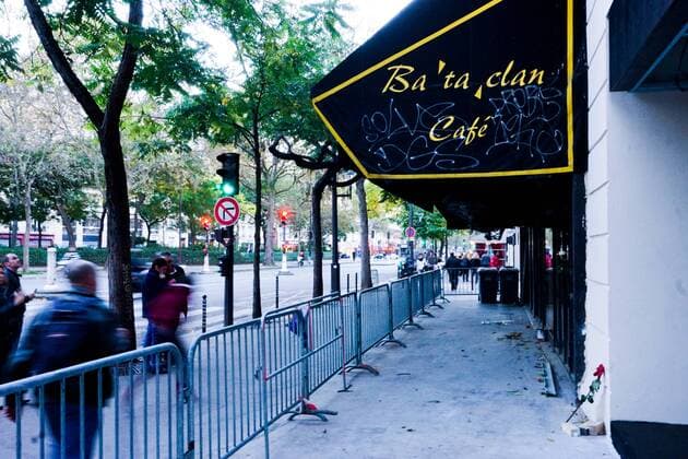 212986 B. Neyman Starface 2016-10-29 Paris France Le Bataclan presente sa nouvelle enseigne un an apres les attentats de Paris illustration anniversaire attentat Bataclan presents its new brand one year after the terrorist attacks in Paris _sans_perso  Copyright: xB.xNeymanx xStarfacex STAR_212986_023