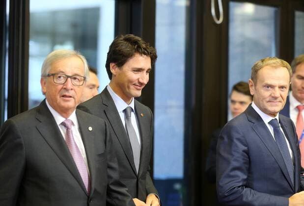 EU-Kanada-Gipfel in Brüssel European Commission President Jean-Claude Juncker, Canadian Prime Minister Justin Trudeau and European Council President Donald Tusk pictured during the EU-Canada summit meeting, Sunday 30 October 2016, at the European Union headquarters in Brussels. EU leaders and Canada will sign at Today s summit the Comprehensive Economic and Trade Agreement (CETA). The signing of the treaty was delayed by the refusal of the Belgian Walloon and Brussels Region.  NICOLASxMAETERLINCK 04969048