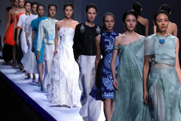 Models display creations of Sun Xuefei during the China Fashion Week in Beijing, capital of China, Oct. 30, 2016. ) (zhs) CHINA-BEIJING-FASHION WEEK (CN) LixMingfang 