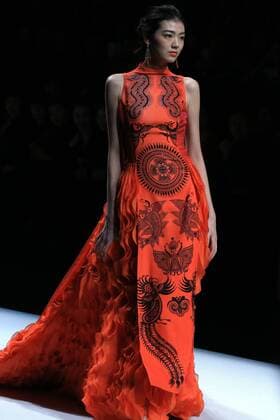 A model displays a creation of Sun Xuefei during the China Fashion Week in Beijing, capital of China, Oct. 30, 2016. ) (zhs) CHINA-BEIJING-FASHION WEEK (CN) LixMingfang 