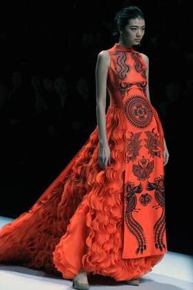 A model displays a creation of Sun Xuefei during the China Fashion Week in Beijing, capital of China, Oct. 30, 2016. ) (zhs) CHINA-BEIJING-FASHION WEEK (CN) LixMingfang 