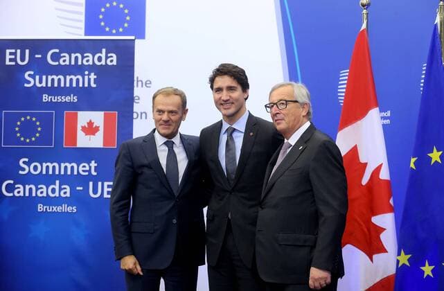 Bilder des Tages EU-Kanada-Gipfel in Brüssel European Council President Donald Tusk, Canadian Prime Minister Justin Trudeau and European Commission President Jean-Claude Juncker pictured during the EU-Canada summit meeting, Sunday 30 October 2016, at the European Union headquarters in Brussels. EU leaders and Canada will sign at Today s summit the Comprehensive Economic and Trade Agreement (CETA). The signing of the treaty was delayed by the refusal of the Belgian Walloon and Brussels Region.  NICOLASxMAETERLINCK 04969046