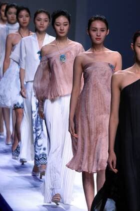 Models display creations of Sun Xuefei during the China Fashion Week in Beijing, capital of China, Oct. 30, 2016. ) (zhs) CHINA-BEIJING-FASHION WEEK (CN) LixMingfang 