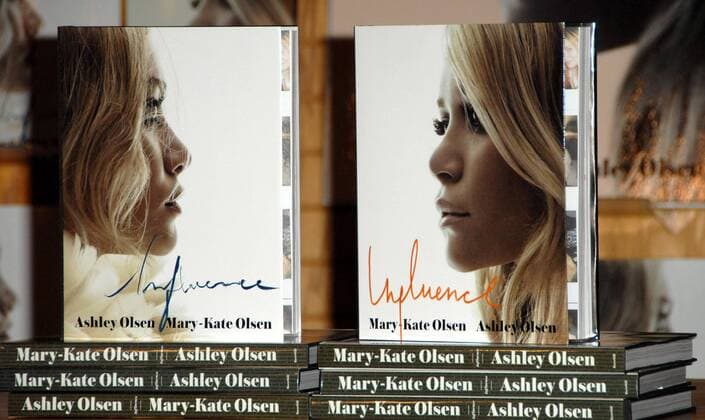 Nov. 13, 2008 - Hollywood, California, U.S. - Mary-Kate Olsen And Ashley Olsen To Do Signing Of Their New Book INfluence Held At Borders, Westwood California 11 12 08. - 2008.Image: Atmostphere..K60141DL - ZUMAl86_ 20081113_gaf_l86_005