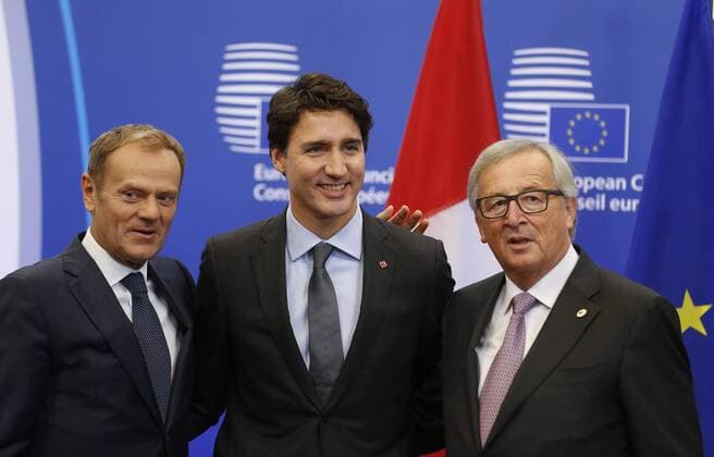EU-Kanada-Gipfel in Brüssel (161030) -- BRUSSELS, Oct. 30, 2016 -- European Council President Donald Tusk (L), European Commission President Jean-Claude Juncker (R) and Canadian Prime Minister Justin Trudeau pose for photos at EU-Canada Summit to sign the Comprehensive Economic and Trade Agreement (CETA) in Brussels, Belgium, Oct. 30, 2016. )(zhf) BELGIUM-BRUSSELS-EU-CANADA-SUMMIT-CETA YexPingfan 