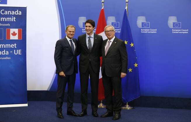 EU-Kanada-Gipfel in Brüssel (161030) -- BRUSSELS, Oct. 30, 2016 -- European Council President Donald Tusk (L), European Commission President Jean-Claude Juncker (R) and Canadian Prime Minister Justin Trudeau pose for photos at EU-Canada Summit to sign the Comprehensive Economic and Trade Agreement (CETA) in Brussels, Belgium, Oct. 30, 2016. )(zhf) BELGIUM-BRUSSELS-EU-CANADA-SUMMIT-CETA YexPingfan 