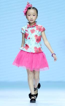 (161030) -- BEIJING, Oct. 30, 2016 -- A model shows a creation by designer Fan Yong during the China Fashion Week in Beijing, capital of China, Oct. 30, 2016. ) (zkr) CHINA-BEIJING-FASHION WEEK(CN) ChenxJianli 