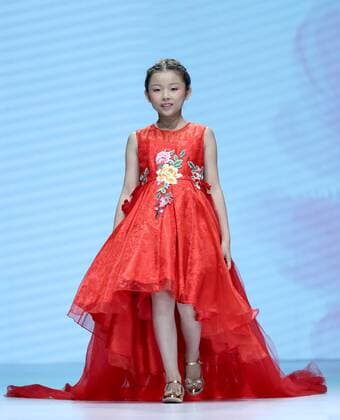 (161030) -- BEIJING, Oct. 30, 2016 -- A model shows a creation by designer Fan Yong during the China Fashion Week in Beijing, capital of China, Oct. 30, 2016. ) (zkr) CHINA-BEIJING-FASHION WEEK(CN) ChenxJianli 