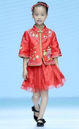 (161030) -- BEIJING, Oct. 30, 2016 -- A model shows a creation by designer Fan Yong during the China Fashion Week in Beijing, capital of China, Oct. 30, 2016. ) (zkr) CHINA-BEIJING-FASHION WEEK(CN) ChenxJianli 