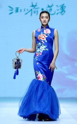 (161030) -- BEIJING, Oct. 30, 2016 -- A model shows a creation by designer Fan Yong during the China Fashion Week in Beijing, capital of China, Oct. 30, 2016. ) (zkr) CHINA-BEIJING-FASHION WEEK(CN) ChenxJianli 
