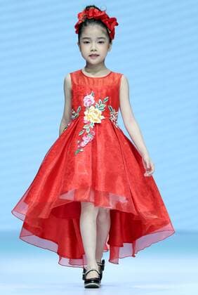 Bilder des Tages (161030) -- BEIJING, Oct. 30, 2016 -- A model shows a creation by designer Fan Yong during the China Fashion Week in Beijing, capital of China, Oct. 30, 2016. ) (zkr) CHINA-BEIJING-FASHION WEEK(CN) ChenxJianli 