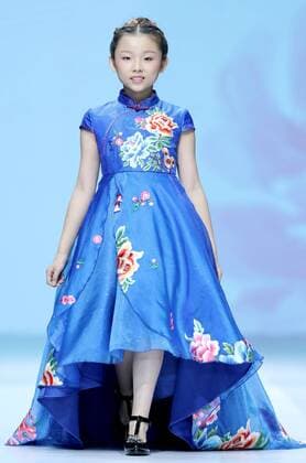 (161030) -- BEIJING, Oct. 30, 2016 -- A model shows a creation by designer Fan Yong during the China Fashion Week in Beijing, capital of China, Oct. 30, 2016. ) (zkr) CHINA-BEIJING-FASHION WEEK(CN) ChenxJianli 