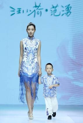 (161030) -- BEIJING, Oct. 30, 2016 -- Models shows creations by designer Fan Yong during the China Fashion Week in Beijing, capital of China, Oct. 30, 2016. ) (zkr) CHINA-BEIJING-FASHION WEEK(CN) ChenxJianli 