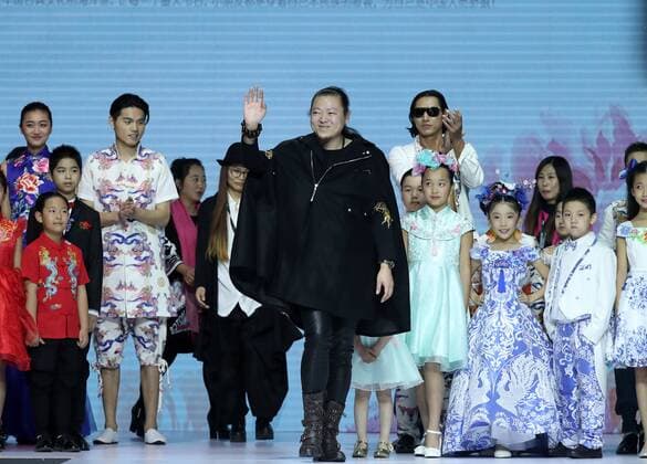(161030) -- BEIJING, Oct. 30, 2016 -- Fashion designer Fan Yong (C, front) and models are seen during the China Fashion Week in Beijing, capital of China, Oct. 30, 2016. ) (zkr) CHINA-BEIJING-FASHION WEEK(CN) ChenxJianli 