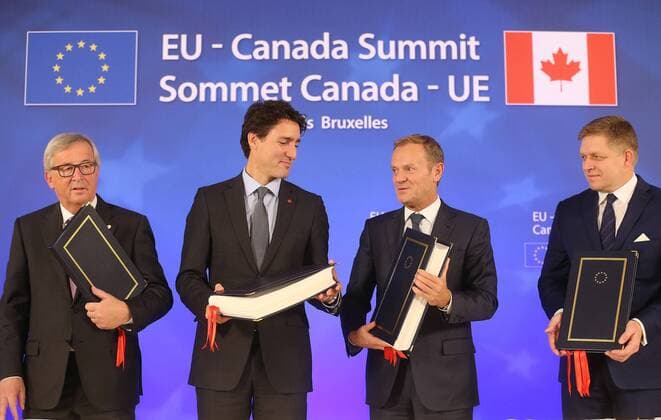 EU und Kanada besiegeln CETA European Commission President Jean-Claude Juncker, Canadian Prime Minister Justin Trudeau, European Council President Donald Tusk and Slovakia Prime Minister Robert Fico pictured during the EU-Canada summit meeting, Sunday 30 October 2016, at the European Union headquarters in Brussels. EU leaders and Canada will sign at Today s summit the Comprehensive Economic and Trade Agreement (CETA). The signing of the treaty was delayed by the refusal of the Belgian Walloon and Brussels Region.  NICOLASxMAETERLINCK 04969238