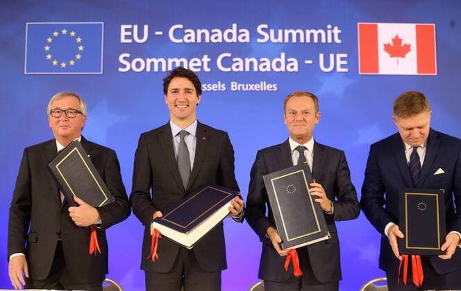 EU und Kanada besiegeln CETA European Commission President Jean-Claude Juncker, Canadian Prime Minister Justin Trudeau, European Council President Donald Tusk and Slovakia Prime Minister Robert Fico pictured during the EU-Canada summit meeting, Sunday 30 October 2016, at the European Union headquarters in Brussels. EU leaders and Canada will sign at Today s summit the Comprehensive Economic and Trade Agreement (CETA). The signing of the treaty was delayed by the refusal of the Belgian Walloon and Brussels Region.  NICOLASxMAETERLINCK 04969240