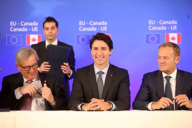 EU und Kanada besiegeln CETA European Commission President Jean-Claude Juncker, Canadian Prime Minister Justin Trudeau and European Council President Donald Tusk pictured during the EU-Canada summit meeting, Sunday 30 October 2016, at the European Union headquarters in Brussels. EU leaders and Canada will sign at Today s summit the Comprehensive Economic and Trade Agreement (CETA). The signing of the treaty was delayed by the refusal of the Belgian Walloon and Brussels Region.  NICOLASxMAETERLINCK 04969241
