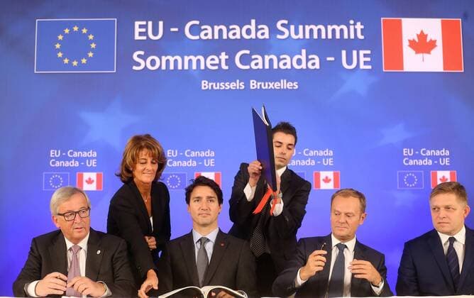 EU und Kanada besiegeln CETA European Commission President Jean-Claude Juncker, Canadian Prime Minister Justin Trudeau, European Council President Donald Tusk and Slovakia Prime Minister Robert Fico pictured during the EU-Canada summit meeting, Sunday 30 October 2016, at the European Union headquarters in Brussels. EU leaders and Canada will sign at Today s summit the Comprehensive Economic and Trade Agreement (CETA). The signing of the treaty was delayed by the refusal of the Belgian Walloon and Brussels Region.  NICOLASxMAETERLINCK 04969243