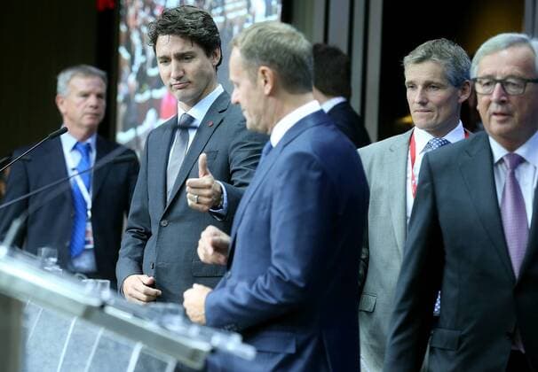 EU und Kanada besiegeln CETA Canadian Prime Minister Justin Trudeau, European Council President Donald Tusk and European Commission President Jean-Claude Juncker (R) pictured during the EU-Canada summit meeting, Sunday 30 October 2016, at the European Union headquarters in Brussels. EU leaders and Canada will sign at Today s summit the Comprehensive Economic and Trade Agreement (CETA). The signing of the treaty was delayed by the refusal of the Belgian Walloon and Brussels Region.  NICOLASxMAETERLINCK 04969255