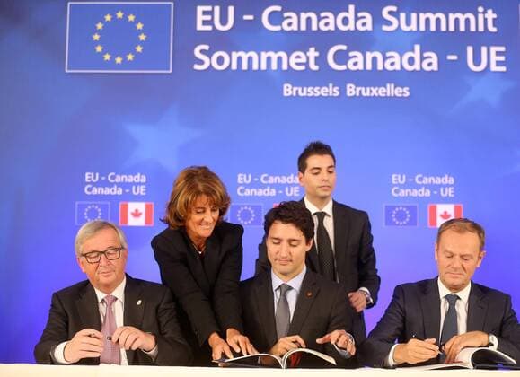 EU und Kanada besiegeln CETA European Commission President Jean-Claude Juncker, Canadian Prime Minister Justin Trudeau and European Council President Donald Tusk pictured during the EU-Canada summit meeting, Sunday 30 October 2016, at the European Union headquarters in Brussels. EU leaders and Canada will sign at Today s summit the Comprehensive Economic and Trade Agreement (CETA). The signing of the treaty was delayed by the refusal of the Belgian Walloon and Brussels Region.  NICOLASxMAETERLINCK 04969258