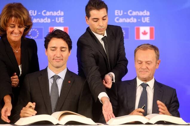 EU und Kanada besiegeln CETA Canadian Prime Minister Justin Trudeau and European Council President Donald Tusk pictured during the EU-Canada summit meeting, Sunday 30 October 2016, at the European Union headquarters in Brussels. EU leaders and Canada will sign at Today s summit the Comprehensive Economic and Trade Agreement (CETA). The signing of the treaty was delayed by the refusal of the Belgian Walloon and Brussels Region.  NICOLASxMAETERLINCK 04969244