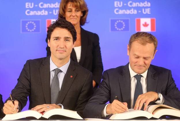 EU und Kanada besiegeln CETA Canadian Prime Minister Justin Trudeau and European Council President Donald Tusk pictured during the EU-Canada summit meeting, Sunday 30 October 2016, at the European Union headquarters in Brussels. EU leaders and Canada will sign at Today s summit the Comprehensive Economic and Trade Agreement (CETA). The signing of the treaty was delayed by the refusal of the Belgian Walloon and Brussels Region.  NICOLASxMAETERLINCK 04969264