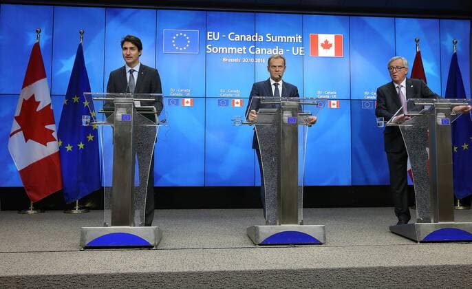 EU und Kanada besiegeln CETA Canadian Prime Minister Justin Trudeau, European Council President Donald Tusk and European Commission President Jean-Claude Juncker pictured during the EU-Canada summit meeting, Sunday 30 October 2016, at the European Union headquarters in Brussels. EU leaders and Canada will sign at Today s summit the Comprehensive Economic and Trade Agreement (CETA). The signing of the treaty was delayed by the refusal of the Belgian Walloon and Brussels Region.  NICOLASxMAETERLINCK 04969268