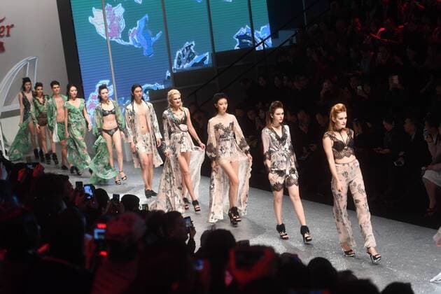(161030) -- BEIJING, Oct. 30, 2016 -- Models show creations of Aimer during the China Fashion Week in Beijing, capital of China, Oct. 30, 2016. ) (zkr) CHINA-BEIJING-FASHION WEEK(CN) JinxLiangkuai 