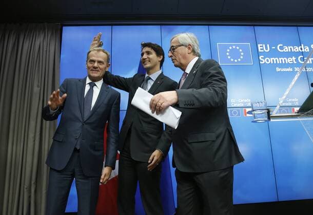EU und Kanada besiegeln CETA (161030) -- BRUSSELS, Oct. 30, 2016 -- Canadian Prime Minister Justin Trudeau (C), European Council President Donald Tusk (L) and European Commission President Jean-Claude Juncker leave a press conference after the EU-Canada Summit in Brussels, Belgium, Oct. 30, 2016. The European Union (EU) and Canada signed the Comprehensive Economic and Trade Agreement, or CETA, on Sunday in the wake of a weeks-long Belgian drama. )(nxl) BELGIUM-BRUSSELS-EU-CANADA-SUMMIT-CETA YexPingfan 