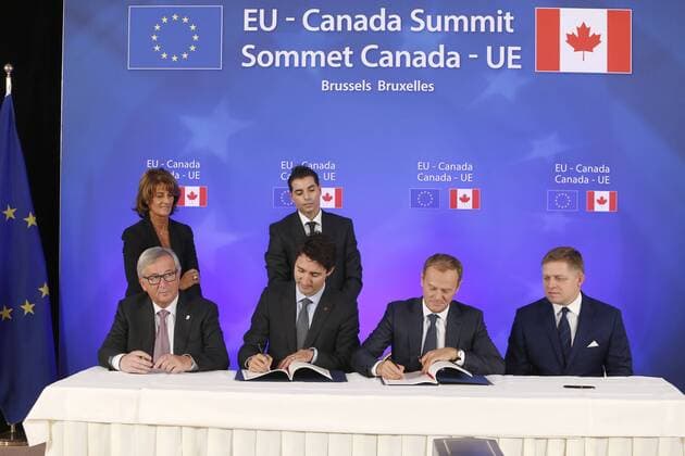 Themen der Woche Bilder des Tages EU und Kanada besiegeln CETA (161030) -- BRUSSELS, Oct. 30, 2016 -- (L-R) European Commission President Jean-Claude Juncker, Canadian Prime Minister Justin Trudeau, European Council President Donald Tusk and Slovak Prime Minister Robert Fico attend the signing ceremony in Brussels, Belgium, Oct. 30, 2016. The European Union (EU) and Canada signed the Comprehensive Economic and Trade Agreement, or CETA, on Sunday in the wake of a weeks-long Belgian drama. EU)(nxl) BELGIUM-BRUSSELS-EU-CANADA-SUMMIT-CETA YexPingfan 