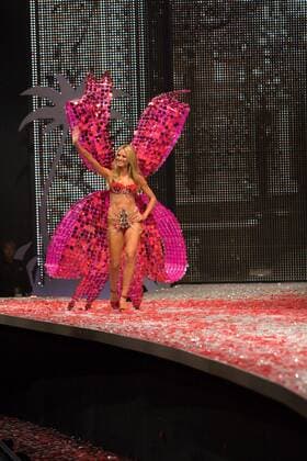 Nov 15, 2008 - Miami Beach, Florida, U.S. - Model HEIDI KLUM walking the runway at the 2008 Victoria s Secret Fashion Show held at Fontainebleau in Miami Beach. - ZUMAnu1_ 20081115_mda_nu1_995