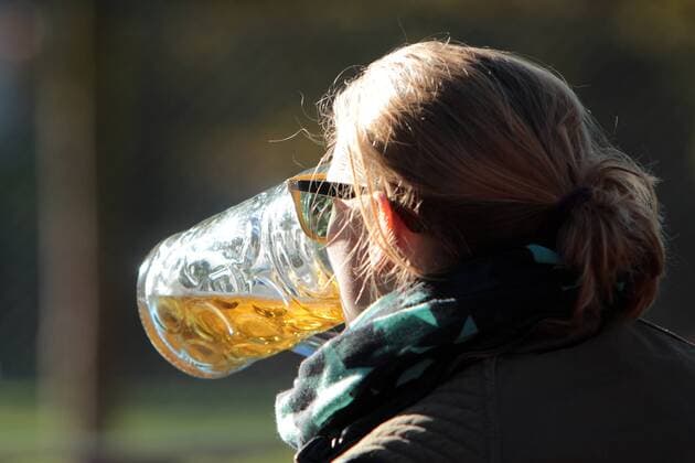 spätsommerliche Temperaturen und schönster Sonnenschein lockten viele Sonnenhungrige in den Biergarten Königlicher Hirschgarten in München, Bayern, Deutschland. Mass Bier im Gegenlicht der Nachmittagssonne