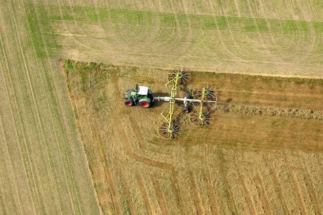 Luftbild, Traktor mit Egge, Landwirtschaft, Feldhauser Straße in Zweckel, Gladbeck, Ruhrgebiet, Nordrhein-Westfalen, Deutschland !ACHTUNGxMINDESTHONORARx60xEURO!