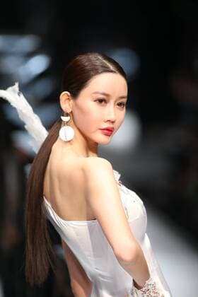 October 30, 2016 - Beijing, Beijing, China - Beijing,CHINA-October 30 2016: (EDITORIAL USE ONLY. CHINA OUT) ..A model presents a creation of Zoul at the China Fashion Week in Beijing, October 30th, 2016. Beijing China  - ZUMAs145 20161030_zaa_s145_027