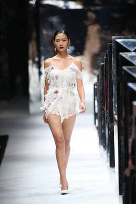 October 30, 2016 - Beijing, Beijing, China - Beijing,CHINA-October 30 2016: (EDITORIAL USE ONLY. CHINA OUT) ..A model presents a creation of Zoul at the China Fashion Week in Beijing, October 30th, 2016. Beijing China  - ZUMAs145 20161030_zaa_s145_020