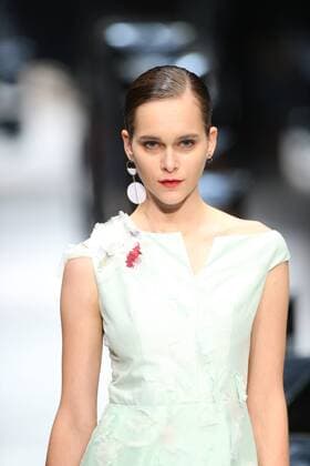October 30, 2016 - Beijing, Beijing, China - Beijing,CHINA-October 30 2016: (EDITORIAL USE ONLY. CHINA OUT) ..A model presents a creation of Zoul at the China Fashion Week in Beijing, October 30th, 2016. Beijing China  - ZUMAs145 20161030_zaa_s145_018