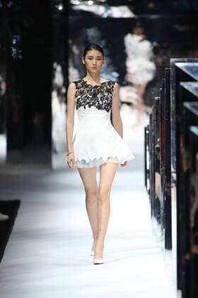 October 30, 2016 - Beijing, Beijing, China - Beijing,CHINA-October 30 2016: (EDITORIAL USE ONLY. CHINA OUT) ..A model presents a creation of Zoul at the China Fashion Week in Beijing, October 30th, 2016. Beijing China  - ZUMAs145 20161030_zaa_s145_017