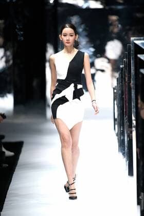 October 30, 2016 - Beijing, Beijing, China - Beijing,CHINA-October 30 2016: (EDITORIAL USE ONLY. CHINA OUT) ..A model presents a creation of Zoul at the China Fashion Week in Beijing, October 30th, 2016. Beijing China  - ZUMAs145 20161030_zaa_s145_014