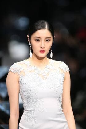 October 30, 2016 - Beijing, Beijing, China - Beijing,CHINA-October 30 2016: (EDITORIAL USE ONLY. CHINA OUT) ..A model presents a creation of Zoul at the China Fashion Week in Beijing, October 30th, 2016. Beijing China  - ZUMAs145 20161030_zaa_s145_024