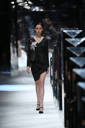 October 30, 2016 - Beijing, Beijing, China - Beijing,CHINA-October 30 2016: (EDITORIAL USE ONLY. CHINA OUT) ..A model presents a creation of Zoul at the China Fashion Week in Beijing, October 30th, 2016. Beijing China  - ZUMAs145 20161030_zaa_s145_004