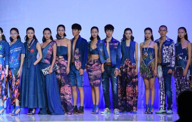 (161031) -- BEIJING, Oct. 30, 2016 -- Models present creations of the brand D nim during the China Fashion Week in Beijing, capital of China, Oct. 30, 2016. ) (wf) CHINA-BEIJING-FASHION WEEK (CN) LixMingFang 