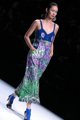 (161031) -- BEIJING, Oct. 30, 2016 -- A model presents a creation of the brand D nim during the China Fashion Week in Beijing, capital of China, Oct. 30, 2016. ) (wf) CHINA-BEIJING-FASHION WEEK (CN) LixMingFang 