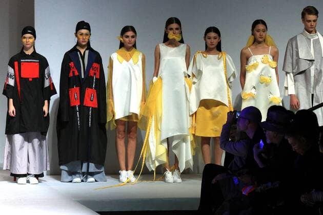 (161031) -- BEIJING, Oct. 30, 2016 -- Models present creations at the Mercedes-Benz Future Star Collection during the China Fashion Week in Beijing, capital of China, Oct. 30, 2016. ) (wf) CHINA-BEIJING-FASHION WEEK (CN) LixMingFang 