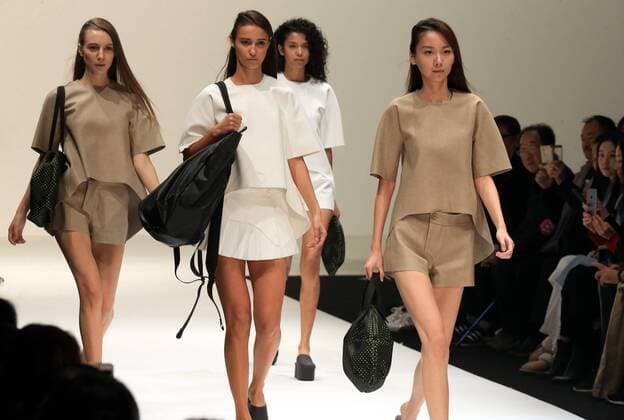 (161031) -- BEIJING, Oct. 30, 2016 -- Models present handbag creations by designer Liu Shengyi during the China Fashion Week in Beijing, capital of China, Oct. 30, 2016. ) (wf) CHINA-BEIJING-FASHION WEEK (CN) LixMingFang 
