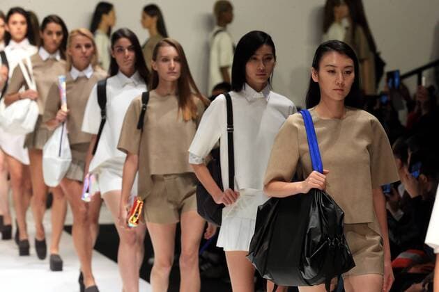 (161031) -- BEIJING, Oct. 30, 2016 -- Models present handbag creations by designer Liu Shengyi during the China Fashion Week in Beijing, capital of China, Oct. 30, 2016. ) (wf) CHINA-BEIJING-FASHION WEEK (CN) LixMingFang 