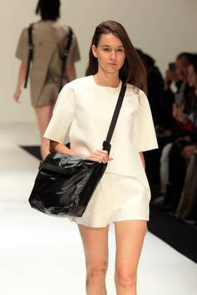 (161031) -- BEIJING, Oct. 30, 2016 -- A model presents a handbag creation by designer Liu Shengyi during the China Fashion Week in Beijing, capital of China, Oct. 30, 2016. ) (wf) CHINA-BEIJING-FASHION WEEK (CN) LixMingFang 