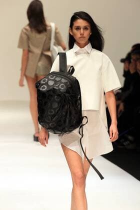 (161031) -- BEIJING, Oct. 30, 2016 -- A model presents a handbag creation by designer Liu Shengyi during the China Fashion Week in Beijing, capital of China, Oct. 30, 2016. ) (wf) CHINA-BEIJING-FASHION WEEK (CN) LixMingFang 