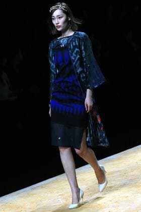 (161031) -- BEIJING, Oct. 31, 2016 -- A model presents a creation of designer Cheng Yingfen during the China Fashion Week in Beijing, capital of China, Oct. 31, 2016. ) (zwx) CHINA-BEIJING-FASHION WEEK (CN) LixMingfang 