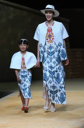 (161031) -- BEIJING, Oct. 31, 2016 -- Models present creations of designer Cheng Yingfen during the China Fashion Week in Beijing, capital of China, Oct. 31, 2016. ) (zwx) CHINA-BEIJING-FASHION WEEK (CN) LixMingfang 
