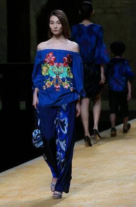 (161031) -- BEIJING, Oct. 31, 2016 -- A model presents a creation of designer Cheng Yingfen during the China Fashion Week in Beijing, capital of China, Oct. 31, 2016. ) (zwx) CHINA-BEIJING-FASHION WEEK (CN) LixMingfang 